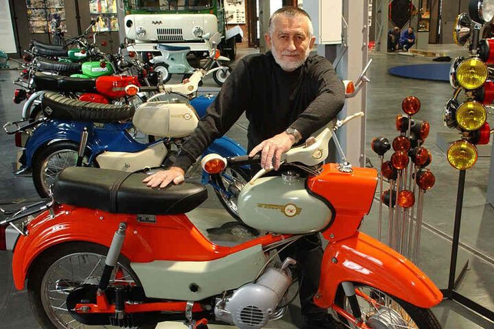Der Chemnitzer Formgestalter Professor Claus Dietel (82) mit einigen seiner "Kinder"-Mopeds made in DDR.