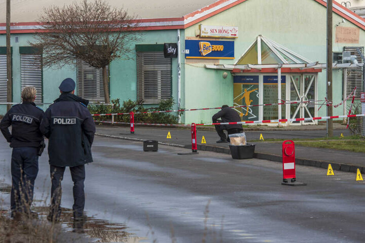 Die Beamten sind bei der Spurensicherung am Gelände.