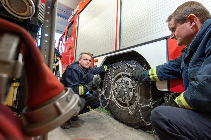 Einen wie Sebastian Zander (26, l.) sieht man bei der FFW nur selten. Die meisten Feuerwehrleute sind über 40.