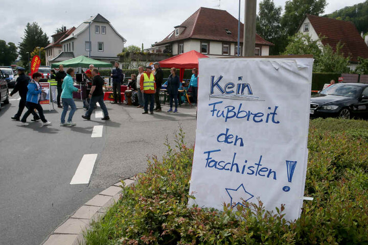Anhänger linker Gruppierungen demonstrieren in Themar gegen ein Neonazi Konzert in der Südthüringer Kleinstadt.