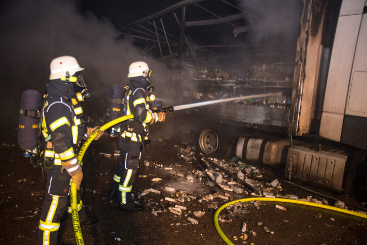 Erst nach dem die Spraydosen den Feuerwehrmännern nicht mehr um die Ohren flogen, fingen sie an zu löschen.