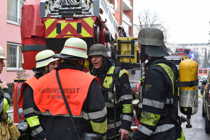 Rettungskräfte der Feuerwehr beim Einsatz.
