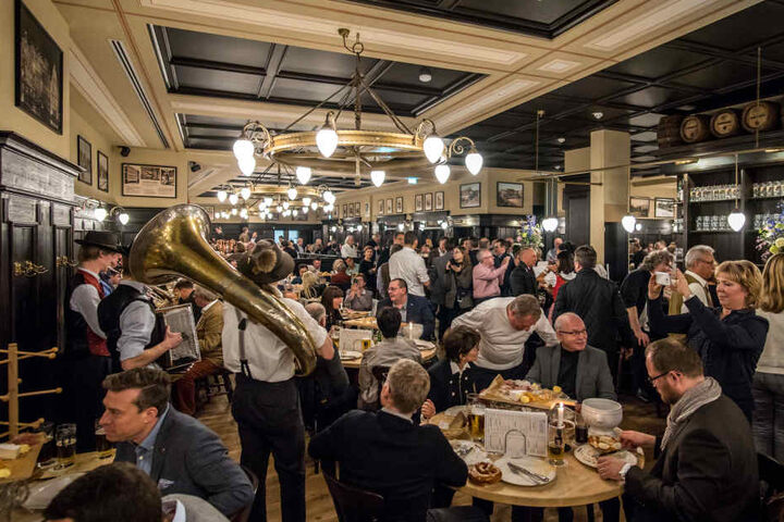 Das war mal eine Bankfiliale voller Glas, Stahl und Marmor. Jetzt ist es ein großes Wirtshaus, das ausschaut, als wäre es schon 100 Jahre alt.