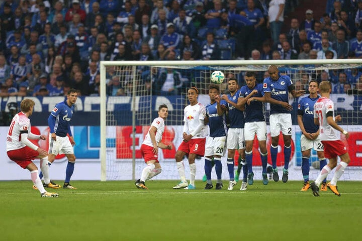 Die Einwechslung von Emil Forsberg brachte nicht die erhoffte Wirkung. In der 50. Minute jagte er einen Freistoß übers Schalker Gehäus.