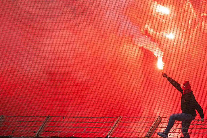 Arminia Bielefeld wurde wegen "unsportlichem Verhalten" der Anhänger, die Pyrotechnik zündeten, zu einer hohen Geldstrafe verurteilt. (Symbolbild)