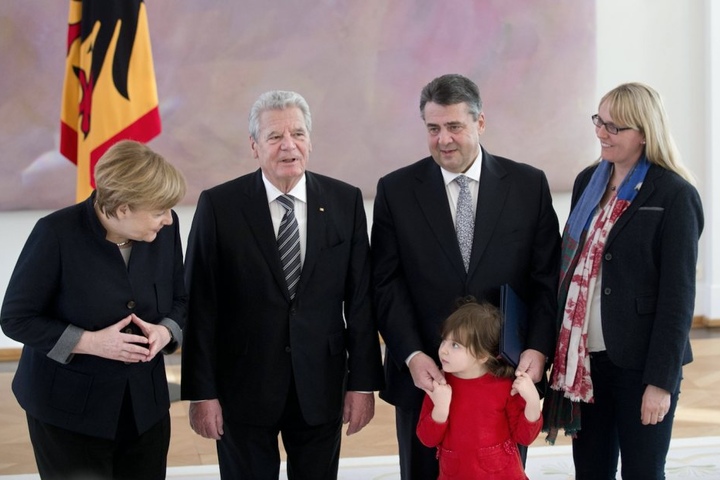 Na, Kleine, wie gefällt es Dir hier? Die Kanzlerin im Gespräch mit Marie.