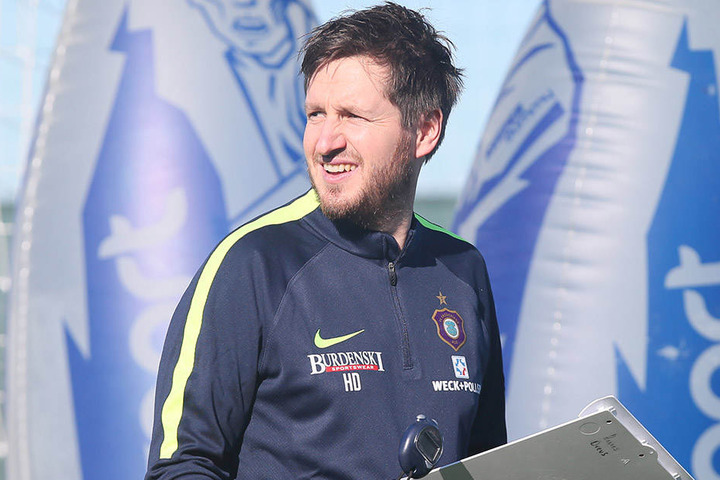 Coach Hannes Drews bei der Arbeit. Welche Ampelfarbe beim Training wohl heute auf seine Kicker wartet ...