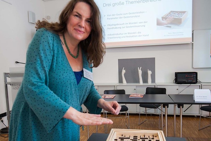 Professorin Ellen Fricke von der TU Chemnitz lockte rund 15.000 Besucher in die Gesten-Ausstellung ins Industriemuseum.