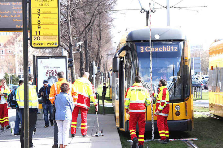 Auch die Unfallforschung war vor Ort. Es kommt zu Störungen bei den Dresdner Verkehrsbetrieben.