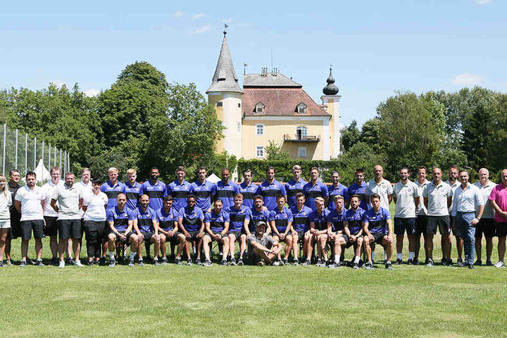 Das schon traditionelle Teamfoto der Auer zum Abschluss des Trainingslagers - diesmal vor dem Schloss Mühldorf.