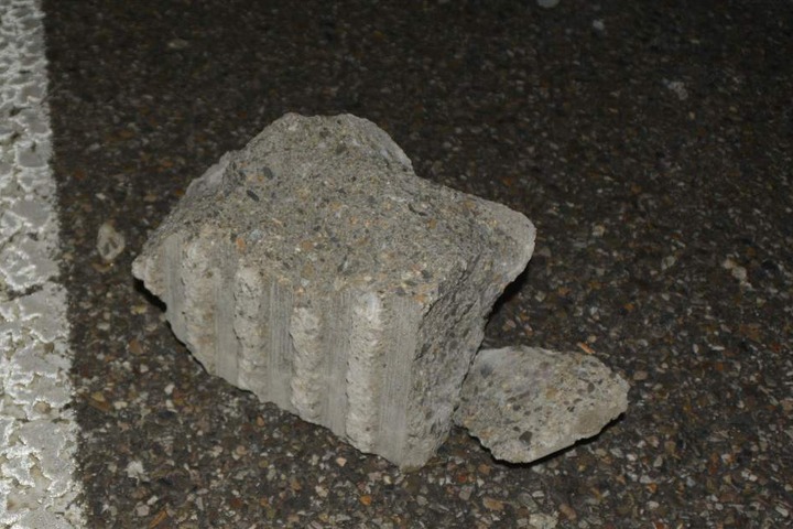 Mit mehreren Steinen bewarf die 19-jährige Frau parkende Autos und verursachte Schaden an diesen. (Symbolbild)