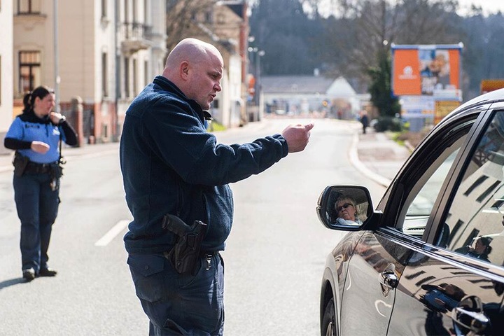 Hier kommt bis Ende August keiner mehr durch: Polizisten erklärten den Autofahrern die Vollsperrung in Harthau.