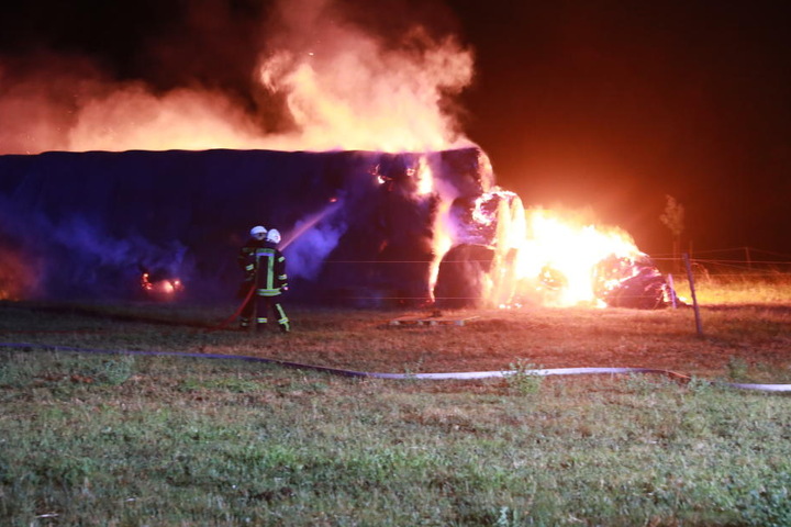 In Birkwitz standen 350 Strohballen in Flammen.