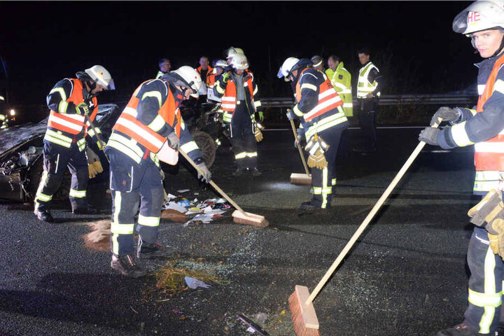 Die Einsatzkräfte reinigten die Fahrbahn.
