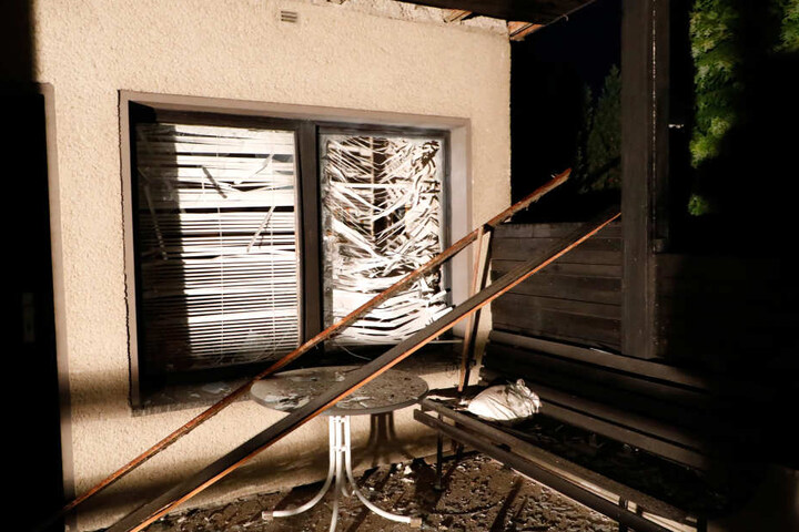 Die Druckwelle hob auch das Dach an und zerstörte die Fenster der Gartenlaube.