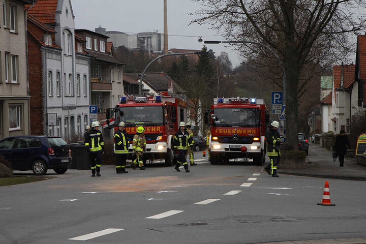 Um die ausgelaufenen Betriebsstoffe zu entfernen, musste die Kesseler Straße komplett gesperrt werden.
