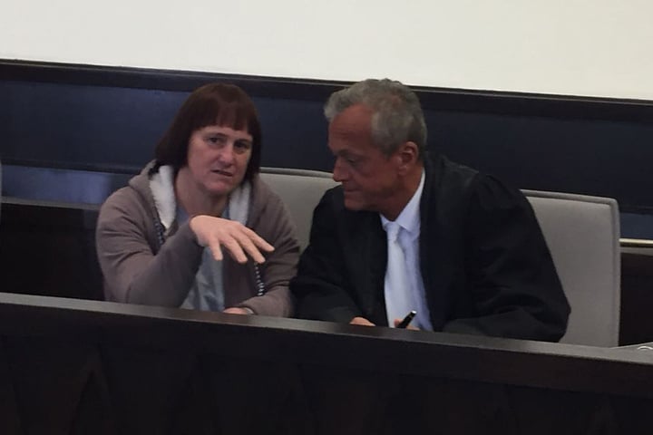 Angelika W. sitzt neben ihrem Verteidiger Peter Wüller.