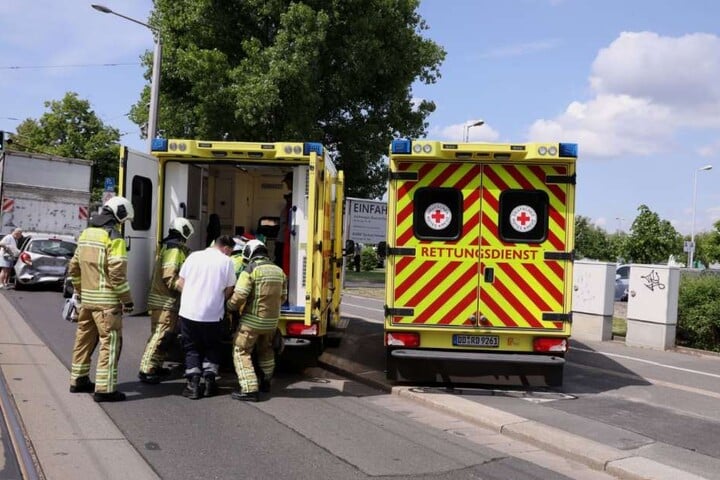 Mindestens vier Menschen wurden bei dem schweren Unfall verletzt.