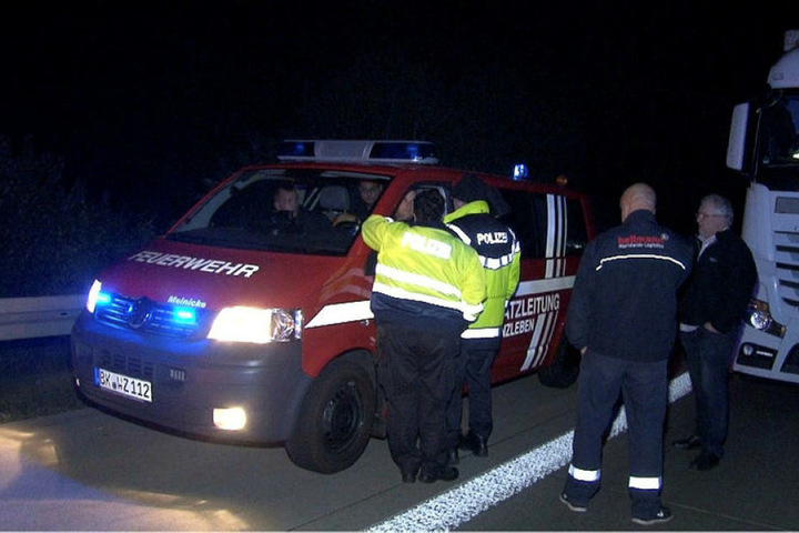 Mitarbeiter der Feuerwehr und der Polizei sperren die Autobahn 2 ab.