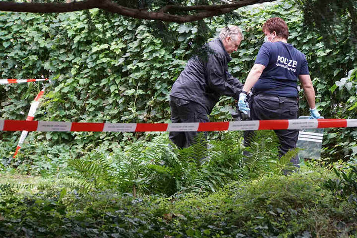 Die Spurensicherung untersucht den Fundort der Leiche.