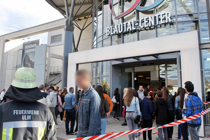 Teenies warteten auf ihr großes Pop-Idol in einem Ulmer Einkaufszentrum.