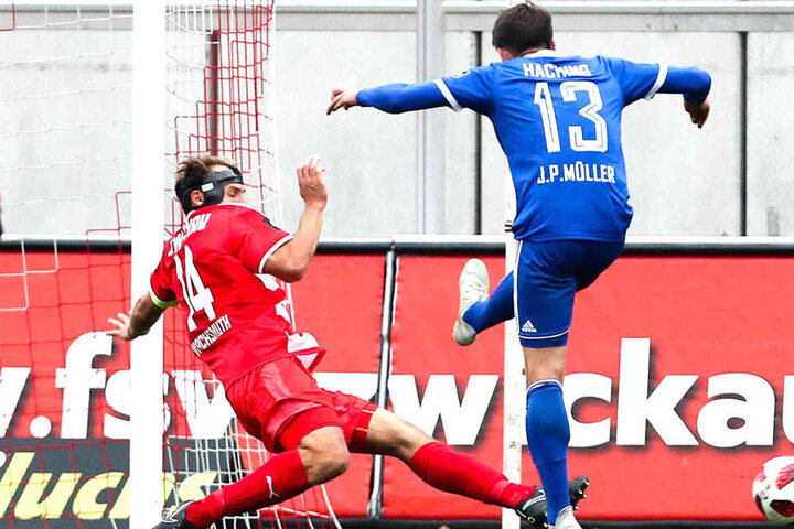 Toni Wachsmuth (r., gegen Unterhachings Jim-Patrick Müller), will auch in der kommenden Saison für den FSV Zwickau kicken - und das in der 3. Liga.