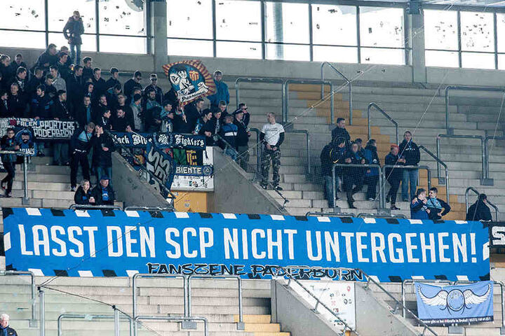 Die Fans aus Paderborn richteten ihr Plakat an alle Verantwortlichen: "Lasst den SCP nicht untergehen!"
