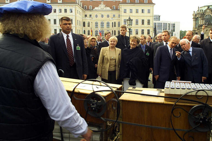 Im September 2001 besuchte Russlands Präsident Putin die Stadt Dresden. Kurt Biedenkopf führte den Russen bei Schalk vorbei.
