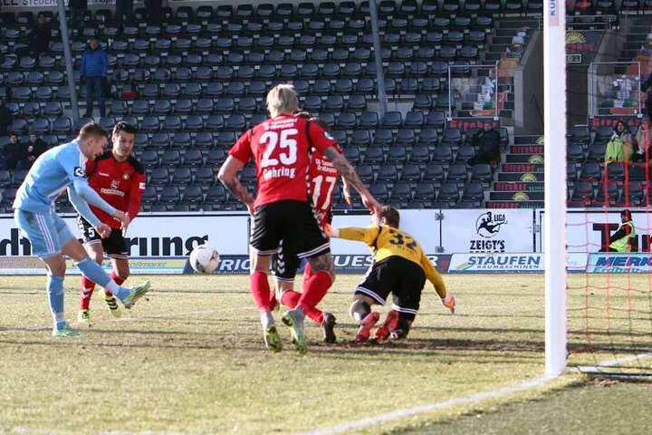 Riesenmöglichkeit für Daniel Frahn (l.) im Spiel bei der SG Sonnenhof Großaspach, doch der Chemnitzer versemmelt die Chance.