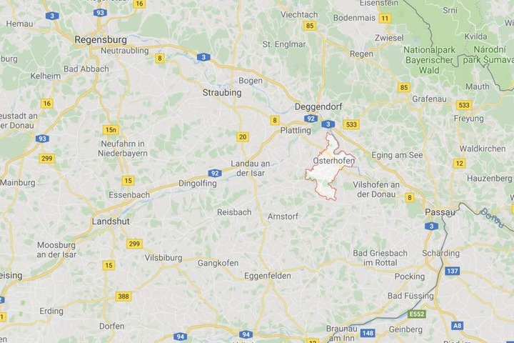 An einem Bahnhof in Osterhofen-Altenmarkt in Bayern ist es zu einem schrecklichen Unglück gekommen.