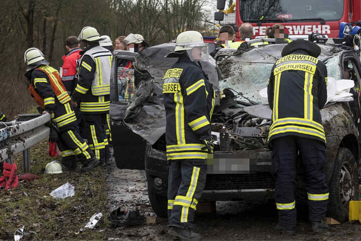 Über 30 Einsatzkräfte von Feuerwehr und Rettungsdienst waren vor Ort.