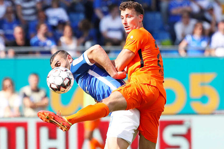 Dominik Wydra (r.) im Duell mit Darmstadts Torjäger Serdar Dursun.