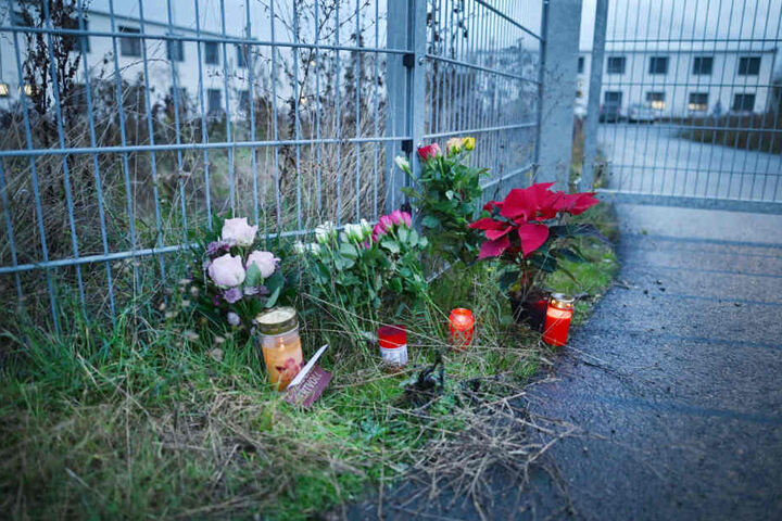 Blumen und Kerzen am Eingang zu einer kommunalen Unterkunft. (Archivbild)
