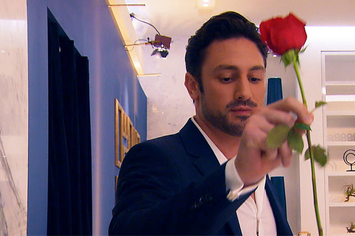 Bachelor Daniel vergibt die erste Rose.