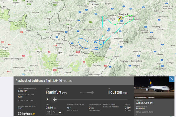 Bei Flightradar24 sieht man, wie die Maschine eine Schleife fliegen musste.