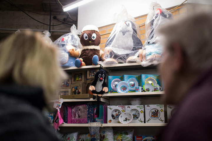Neben Spielzeug können auch Lebensmittel, Bücher, Filme, CDs und Deko geshoppt werden.