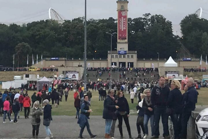 Teils seit den Morgenstunden warten die ganz harten Fans vor der Red Bull Arena!
