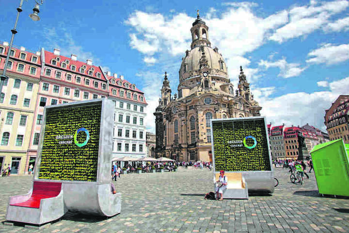 Die Dresdner Firma „GreenCitySolutions“ hat Bänke mit bepflanzten Rücklehnen
entwickelt, die Feinstaub aus der Luft filtern.