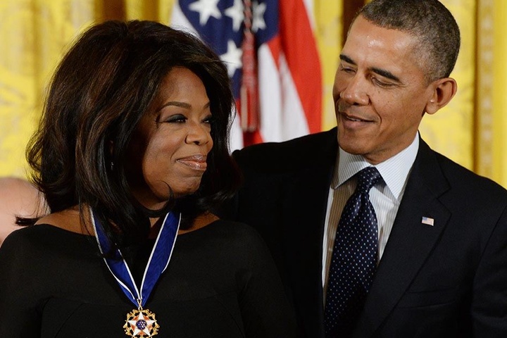 Der damalige US-Präsident Barack Obama verlieh Oprah Winfrey 2013 im Weißen Haus die "Medal of Freedom". Sie ist die höchste zivile Auszeichnung in den USA.