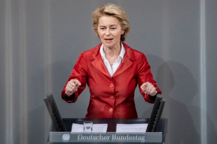 Bundesverteidigungsministerin Ursula von der Leyen spricht im Bundestag.