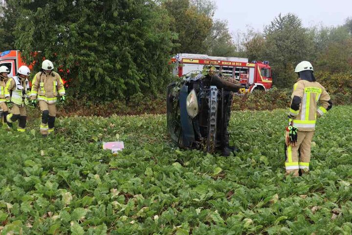 Am Ende konnte die Fahrerin leicht verletzt von Zeugen des Unfalls geborgen werden.