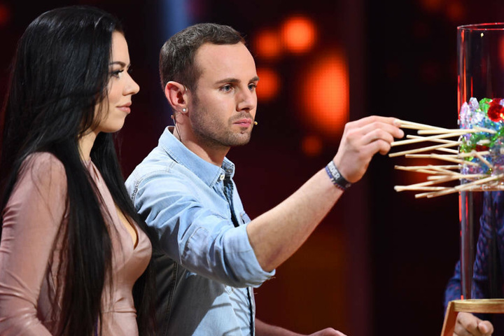 Hier ist eine ruhige Hand gefragt: Chris beim Stäbchen-Ziehen.