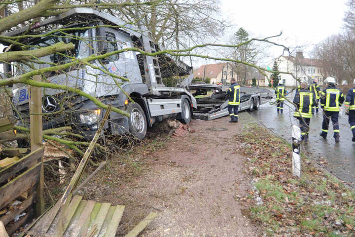 Der unbeladene Truck krachte gegen einen Baum.