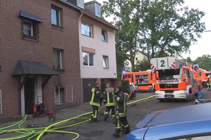 Acht Menschen konnten aus dem brennenden Haus gerettet werden.