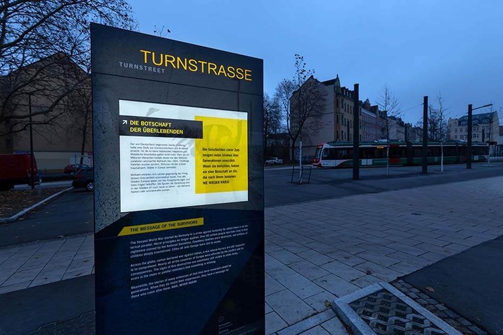 Bislang stehen zwei von geplanten 15 Stelen in Chemnitz - eine auf dem Markt und diese in der Turnstraße.