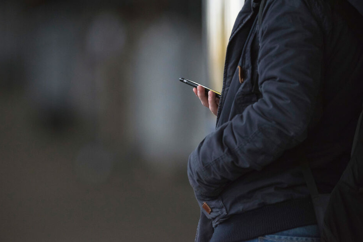 Möglicherweise bemerkte er den herannahenden Zug nicht, da er durch das Telefonat abgelenkt wurde. (Symbolbild)