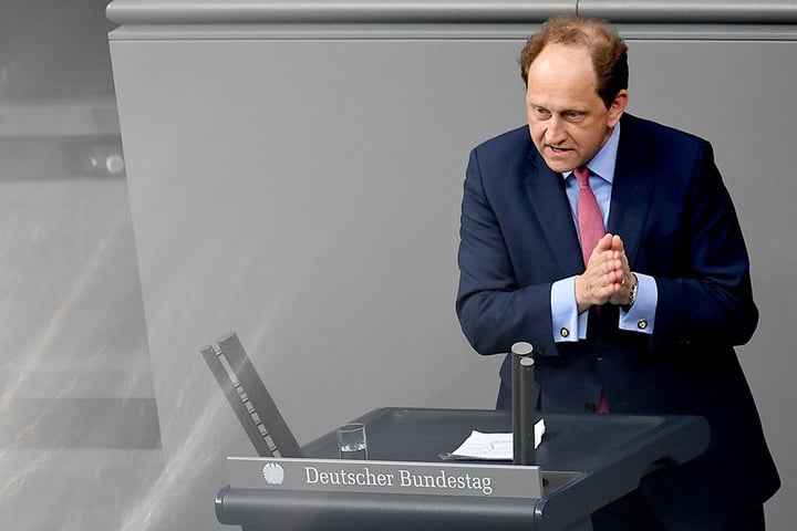 FDP-Fraktionsvize Alexander Graf Lambsdorff (52) forderte Hemmelgarn auf, das Mandat niederzulegen.