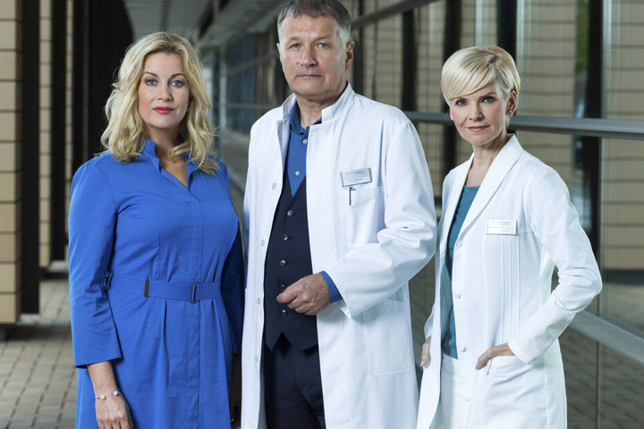 v.l.n.r.: Alexa Maria Surholt (spielt Verwaltungschefin Sarah Marquardt), Thomas Rühmann (Dr. Roland Heilmann) und Andrea Kathrin Loewig (Dr. Kathrin Globisch).