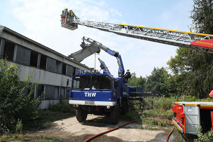 Das Technische Hilfswerk ist mit großem Gerät im Einsatz.