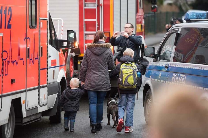 Eltern holten ihre Kinder nach der Bluttat von der Schule ab.